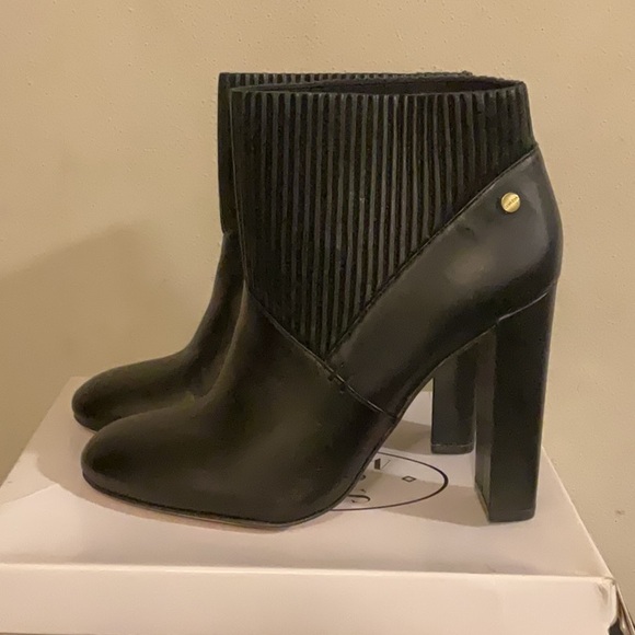 Brand New black Calvin Klein ankle boot heels size 9M - Picture 2 of 5